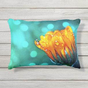 Coussin D'extérieur Golden Marigold sur Turquoise Bokeh