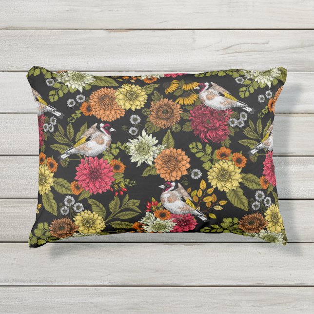 Coussin D'extérieur Goldfinches dans le jardin sur noir (Devant)