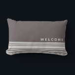 Coussin D'extérieur Gris et blanc Simple Gris moderne | Bienvenue<br><div class="desc">Le Welcome coussin est décoré dans un style simple rayé gris et blanc. La partie supérieure est composée d'un simple arrière - plan gris clair avec "bienvenue" présenté dans une typographie moderne et élégante. La partie inférieure est composée d'une simple motif moderne horizontalement rayée avec des rayures gris clair et...</div>