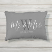 Coussin D'extérieur Jeunes mariés M. Et Mme Gray White Script Monogram (Devant)