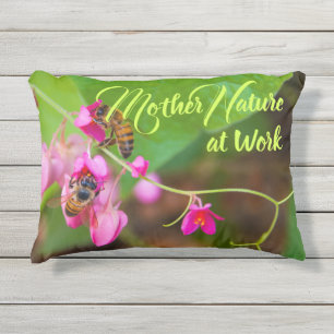 Coussin D'extérieur Les abeilles Sur Les Fleurs De Vins De Corail