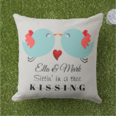Coussin D'extérieur Les oiseaux de baiser mignons ont personnalisé le (Herbe)