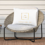 Coussin D'extérieur Logo de la société d'affaires blanc or élégant<br><div class="desc">Un arrière - plan élégant blanc,  transparent. Personnalisez et ajoutez votre entreprise,  le logo de l'entreprise et un texte. Lettres d'or. Si vous voulez que le coussin ne contienne pas de texte,  utilisez votre touche back-space pour supprimer. Vous pouvez ajouter votre couleur de marque comme couleur de fond.</div>