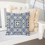 Coussin D'extérieur Marine et Motif de tuiles méditerranéennes Jaunes<br><div class="desc">Ajoutez une touche méditerranéenne estivale à votre décor de piscine ou de patio avec notre chic tuile espagnole à motif extérieur jetez l'oreiller dans une palette de couleurs traditionnelles de bleu marine et jaune ensoleillé. Le motif se répète à l'envers.</div>