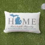 Coussin D'extérieur Michigan Home Blue and Grey Custom Family Monogram<br><div class="desc">Le coussin de bienvenue élégant comprend du texte "Accueil" avec la carte de l'état du Michigan et du texte personnalisé qui peut être personnalisé avec votre nom de famille et la ville, l'état où vous vivez. Le marqueur de la ville centrale peut être déplacé à l'endroit approprié par l'intermédiaire Customisé....</div>
