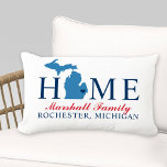 Coussin D'extérieur Michigan Home Rouge et bleu Custom Family Monogram<br><div class="desc">Le coussin de bienvenue élégant comprend du texte "Accueil" avec la carte de l'état du Michigan et du texte personnalisé qui peut être personnalisé avec votre nom de famille et la ville, l'état où vous vivez. Le marqueur de la ville de coeur bleu marine peut être déplacé à l'endroit approprié...</div>
