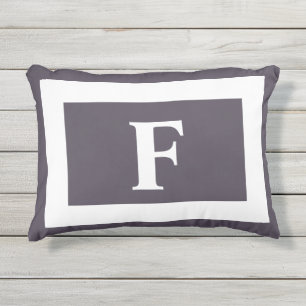 Coussin D'extérieur Monogramme violet foncé gras initial 