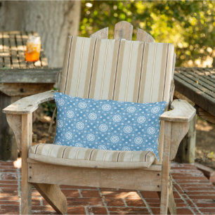 Coussin D'extérieur Motif floral ajouré abstrait en bleu clair