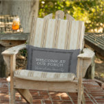 Coussin D'extérieur Nom de famille du porche d'accueil rustique gris f<br><div class="desc">Rustique gris foncé bienvenue à notre porche nom de famille en extérieur Lumbar Coussin. Vous pouvez facilement modifier le texte et ajouter votre nom.</div>