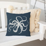 Coussin D'extérieur Octopus Vintage bleu marine<br><div class="desc">Ajoutez un style nautique vintage à votre patio,  bateau ou piscine avec notre oreiller extérieur en bleu marine riche,  avec une illustration de pieuvre blanc vintage gravé.</div>