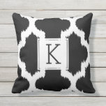 Coussin D'extérieur Quatrefoil noir et blanc style Ikat<br><div class="desc">Style ikat moderne noir et blanc quatrefoil avec monogramme personnalisable et couleur arrière - plan noir changeable.</div>