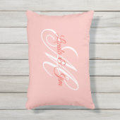 Coussin D'extérieur Rose Corail Fantaisie Monogramme de Mariage (Devant (Vertical))