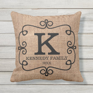Coussin D'extérieur Rustic Burlap Nom de famille Monogrammé