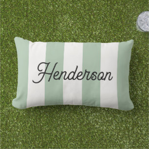 Coussin D'extérieur Vert sauge et rayures de cabane monogrammées en bl