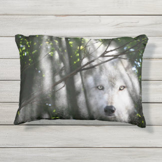 Coussin D'extérieur Visage de loup dans un rayon de soleil