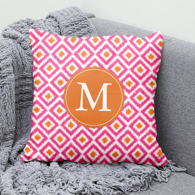 Coussin Diamants de tangerine rose monogramme Motif Ikat (Créateur téléchargé)