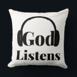Coussin Dieu écoute une citation basée sur la foi<br><div class="desc">Cet oreiller de lancer présente les mots "Dieu écoute" en caractères gras avec des lettres noires montrant un ensemble d'écouteurs au-dessus de l'expression Dieu écoute dans ce style et thème basé sur la foi. Ce coussin est fabriqué avec du tissu en tricot simple de haute qualité nos coussins sont doux...</div>