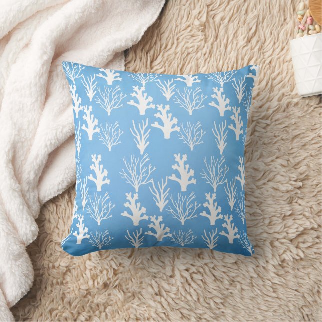 Coussin Différents coraux blancs sur arrière - plan bleu (Couverture)