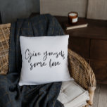 Coussin Donnez-Vous Un Peu D'Amour À Jeter L'Oreiller<br><div class="desc">Ce coussin est un excellent moyen de se rappeler de s'autosoigner et ferait aussi un grand cadeau pour quelqu'un qui traverse une période difficile.</div>