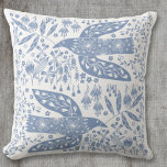 Coussin Dove Bird Blue<br><div class="desc">L'art populaire bleu et blanc poussiéreux fait des colombes pour la paix et l'espoir. Art original de Nic Squirrell.</div>