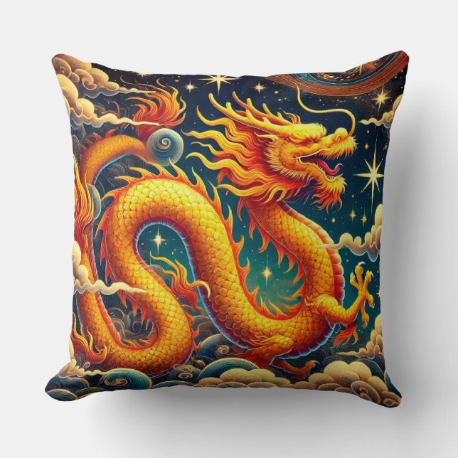 Coussin Dragon doré s'élevant parmi des nuages enchanteurs (Recto)
