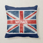 Coussin Drapeau vintage nommé personnalisé d'Union Jack<br><div class="desc">Montrez votre style avec le carreau vintage personnalisé de drapeau d'Union Jack. Le drapeau de la Grande-Bretagne, généralement connu sous le nom d'Union Jack ou drapeau des syndicats, est un drapeau maritime de la Grande-Bretagne qui a été employée à partir de 1606 à 1801. Personnalisable ! Changez la couleur et...</div>