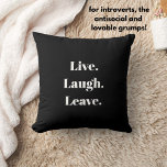 Coussin Drôle "Vis". Rire. Pars." Introduire Antisocial<br><div class="desc">Enfin, un dicton inspirant pour les introvertis parmi nous. "Vis ! Rire. Pars." proclame cet oreiller humoristique, qui est pour les introvertis, les anti-sociaux, et les socialement maladroits, qui reçoivent les invités avec un peu de réticence et peut-être même un peu d'anxiété. Une typographie blanche simple et moderne sur un...</div>