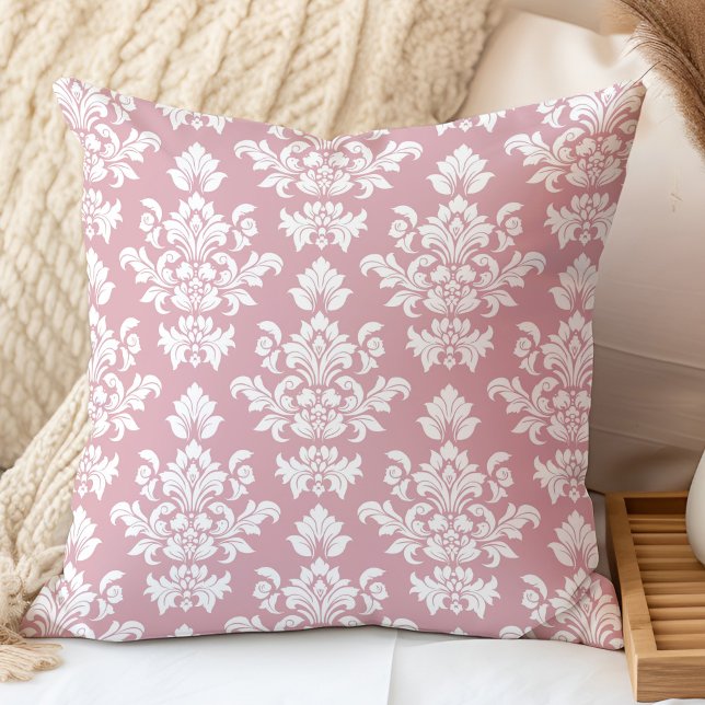 Coussin Dusty rose et blanc Vintage Damask (Dusty Pink and White Vintage Damask Throw Pillow in a neutral boho bedroom.)