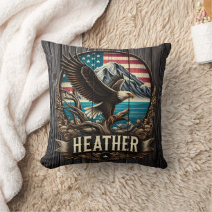 Coussin Eagle perché sur la branche contre le paysage amér