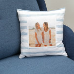 Coussin Eau Moderne Pastel Bleu Stripes | Photo<br><div class="desc">Les coussins font des cadeaux réfléchis et pratiques, offrant confort et détente au destinataire. Voici une description du coussin comme cadeau : Offrez le cadeau du confort et de la relaxation avec ces coussins luxueux. Conçus avec les meilleurs matériaux, ces coussins sont conçus pour offrir une expérience de sommeil heureuse...</div>