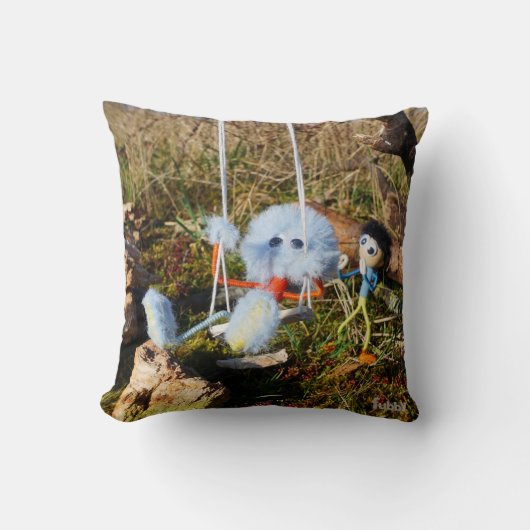 Coussin Échantillon de Fubby sur la balançoire. (Recto)