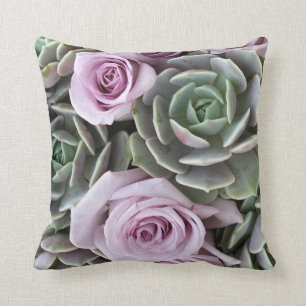 Coussin Echeverias et roses se reposent par Debra Lee