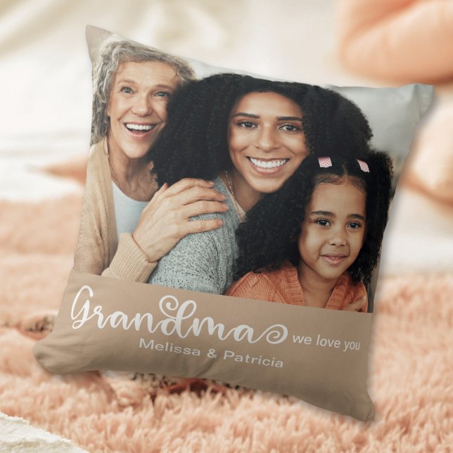Coussin Écriture moderne Crème Marron On aime Mamie Photo (Créateur téléchargé)