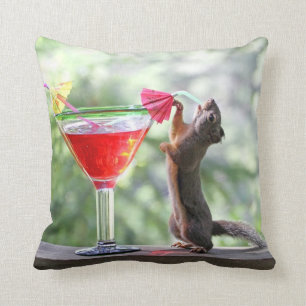 Coussin Écureuil buvant un cocktail à l'heure heureuse
