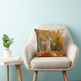 Coussin Écureuil heureux lançant des feuilles d'automne da