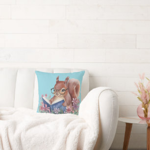 Coussin Écureuil Lit Un Livre, Niché Dans Des Fleurs