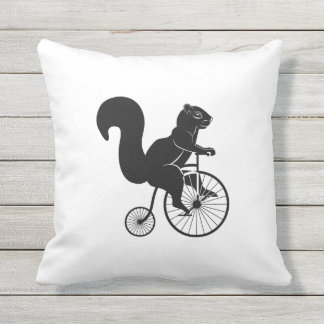 Coussin Écureuil ou tamia noir et blanc sur un vélo
