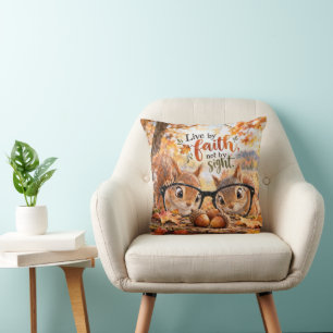 Coussin Écureuils d'automne regardant à travers des lunett