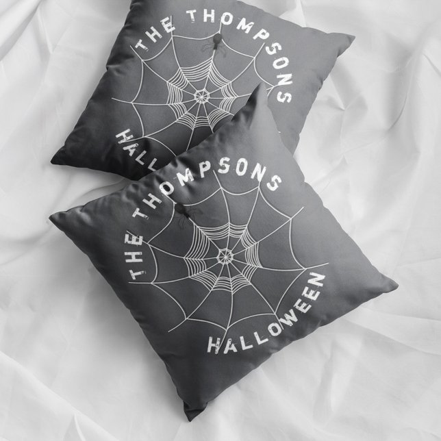 Coussin Éffrayant Spider dans Spider Web Personnalisé (Spooky spider web Halloween pillow with personalized family name and creepy spider decor.)