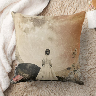 Coussin Élégance Lune - Vue arrière de la femme avec Lune