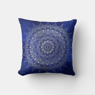 Coussin Elégant argent sur le bleu profond floral Henna Ma