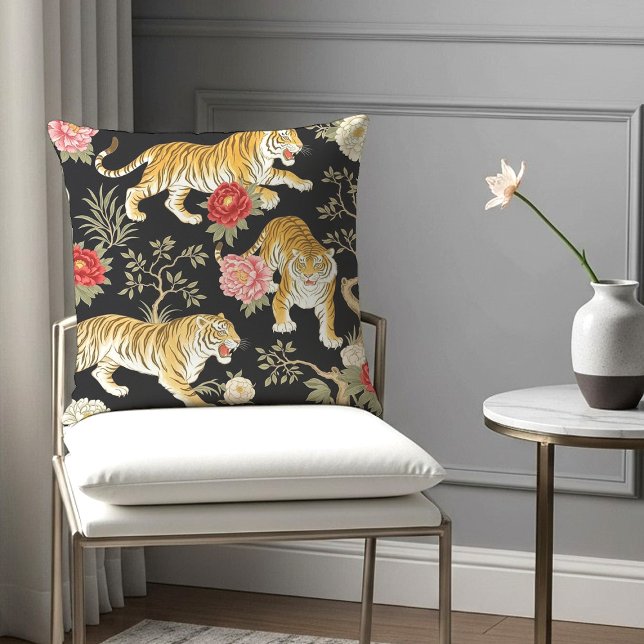 Coussin Elegant Black Chinoiserie Tiger and Peony Pattern (Créateur téléchargé)