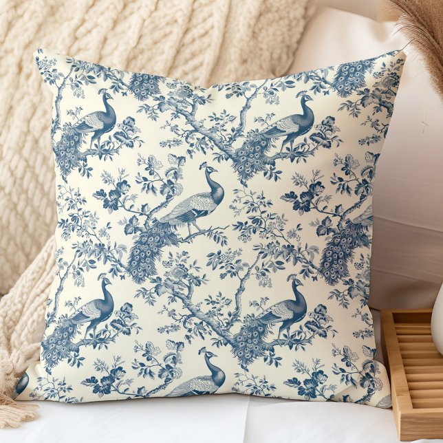Coussin Elégant bleu Vintage Chinoiserie Peacock (Elegant Vintage Blue Chinoiserie Peacock Throw Pillow in a neutral boho bedroom.)