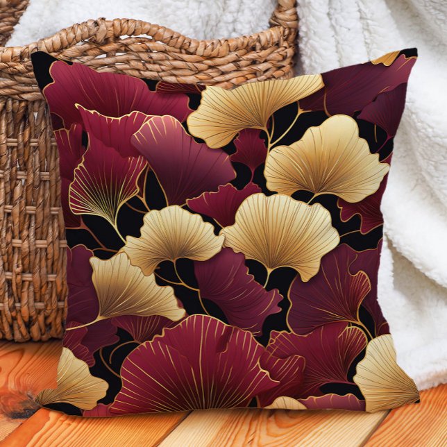 Coussin Élégant Burgundy Gold Ginko Feuille Noir (Elegant burgundy and gold ginko on black decorator pillow)