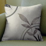 Coussin Elégant Feuilles d'aquarelle et colibri<br><div class="desc">Elégant oreiller à jetons présente un design artistique simple et élégant dans une palette de couleur ivoire crémeuse aux accents noir, or et vert sauge. Un design artistique minimaliste présente une feuille d'aquarelle et une composition géométrique en cercle avec colibri, feuilles d'oliviers et touches noires, or et vert sauge sur...</div>