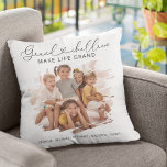 Coussin Elégant Grand-parents Grand-enfants Photo<br><div class="desc">Elégant grand-parent gardien coussin avec un arrière - plan noir branché,  le dicton "petits-enfants font grandir la vie" qui incorpore un centre cardiaque,  une photo des petits-enfants,  et leurs noms.</div>