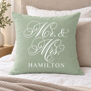 Coussin Élégant Mariage Script Mr et Mrs Vert Sauge