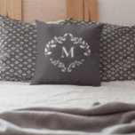 Coussin Élégant Monogram Laurel Feuille Crest Custom<br><div class="desc">Ajoutez une touche d'élégance à tout espace avec ce coussin monogramme personnalisé avec une crête feuille classique en laurier. Le design simple de courroie gris arrière - plan et de couronne de laurier royal offre un look sophistiqué et intemporel qui s'ajoute à la décoration moderne et traditionnelle. Personnalisez-vous avec un...</div>