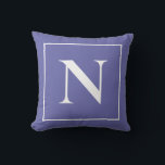 Coussin Élégant Monogram Periwinkle bleu minimaliste<br><div class="desc">Ajoutez à votre salon le plus joyeux et le plus chaleureux de toutes les teintes bleues - bleu périwinkle. Cet oreiller Monogram Periwinkle Blue Minimalist Throw serait très agréable dans n'importe quel coin de votre chambre.</div>