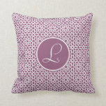 Coussin Élégant monograma de la géométrie pourpre<br><div class="desc">Monograma en mosaïque d'arabesque pourpre modèle M03, inspiré la céramique de carreaux du Maroc. Linear arabesque elegant Monogram violet. Custom Monogram pattern on geometric design inspired by Moroccan tiles and arabesque and Andalusian ceramics, in purple. Linéaire arabesque violet élégant de monogramme. Motif monogramme sud la conception géométrique ai inspiré paire...</div>